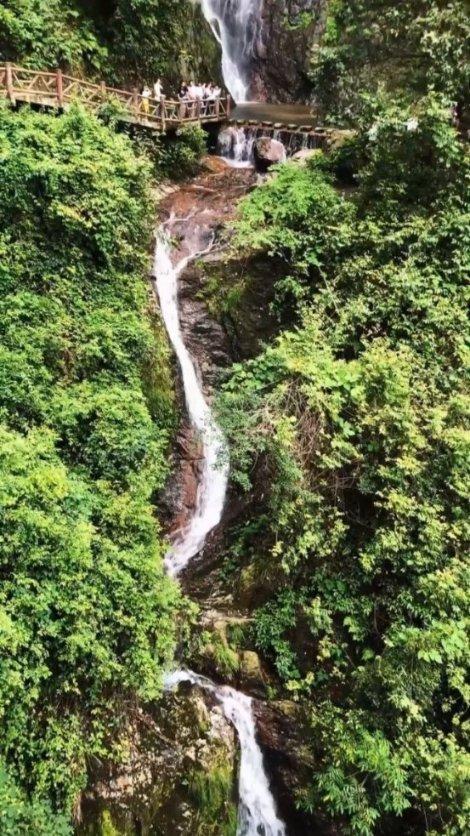 菏泽高铁东站有没有停车场？